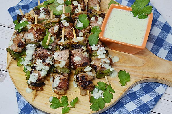 Espetadinhas com molho de alho